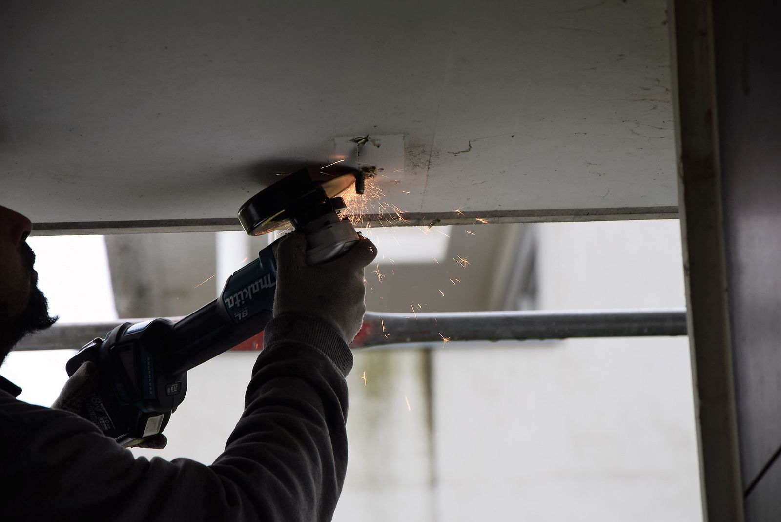 Découpe métallique sur chantier, gerbe d'étincelles