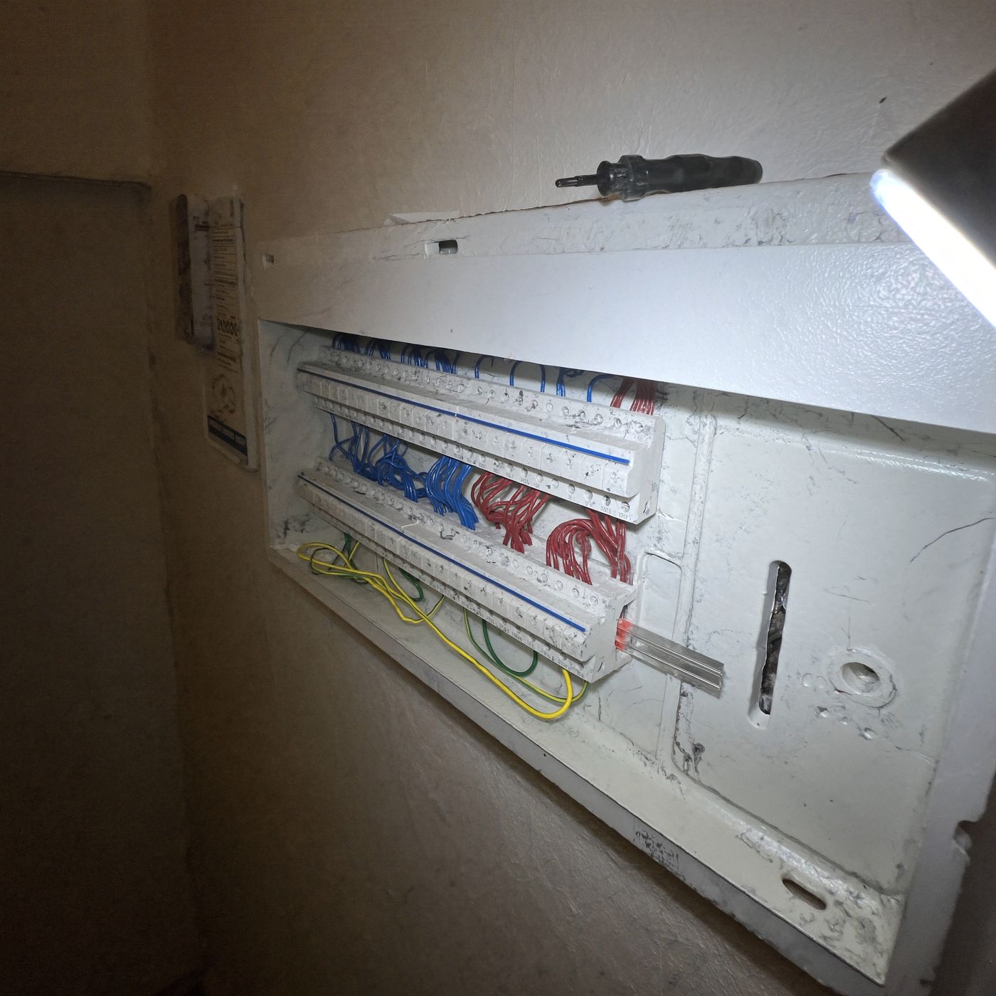 Câblage soigné dans un tableau électrique ouvert