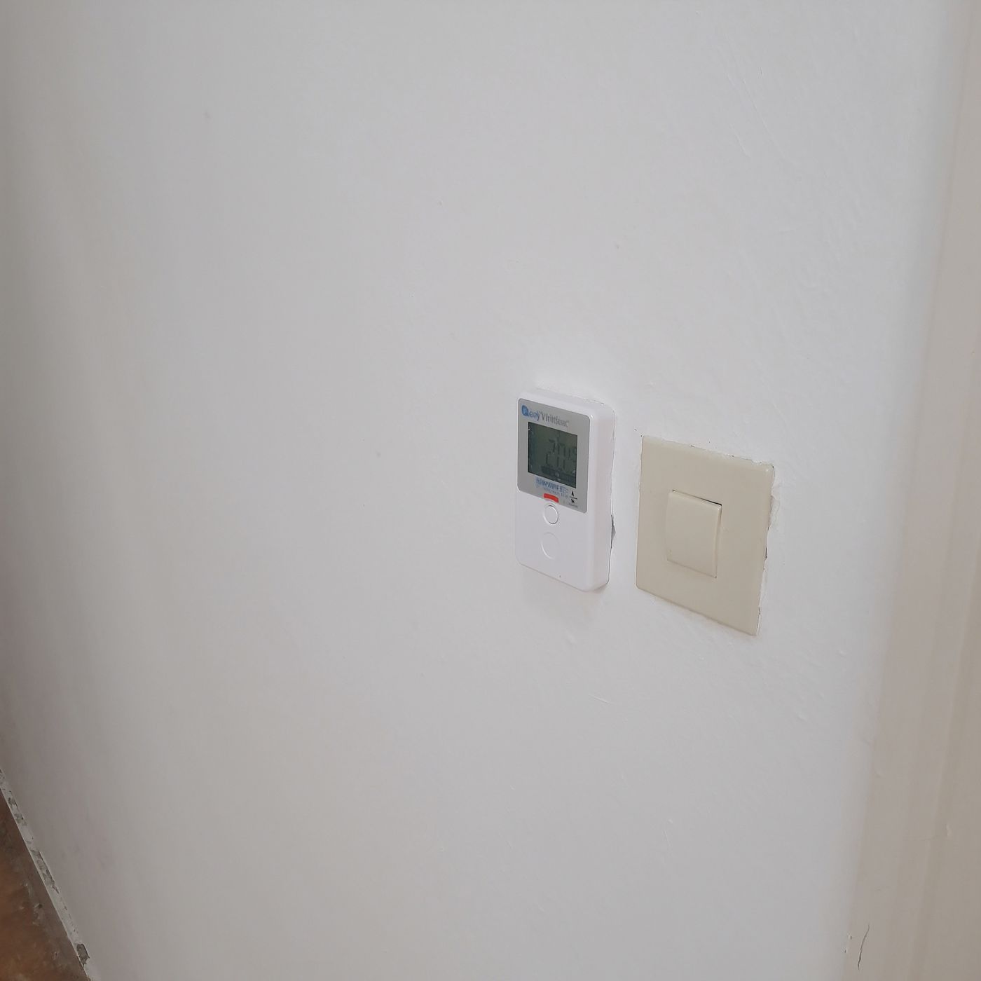 Thermostat connecté mural fraîchement posé