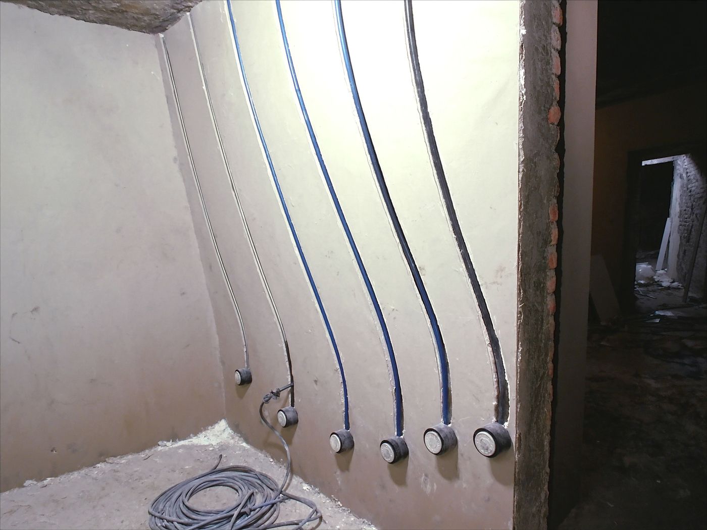 Saignées et gaines ICTA dans un mur en rénovation