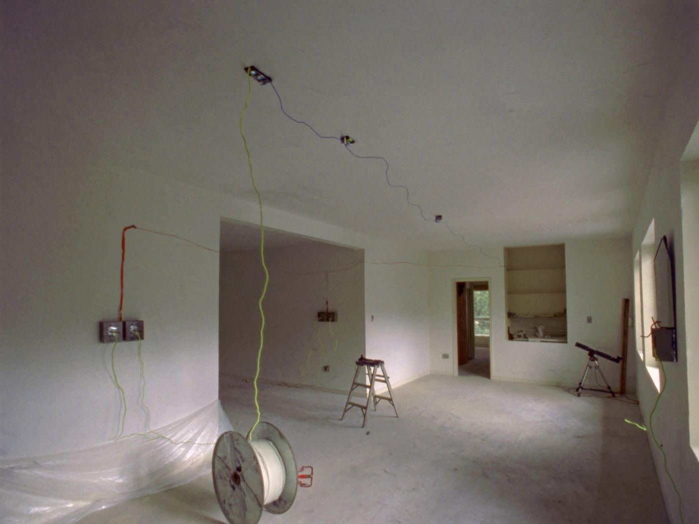 Pièce en rénovation, câblage au plafond