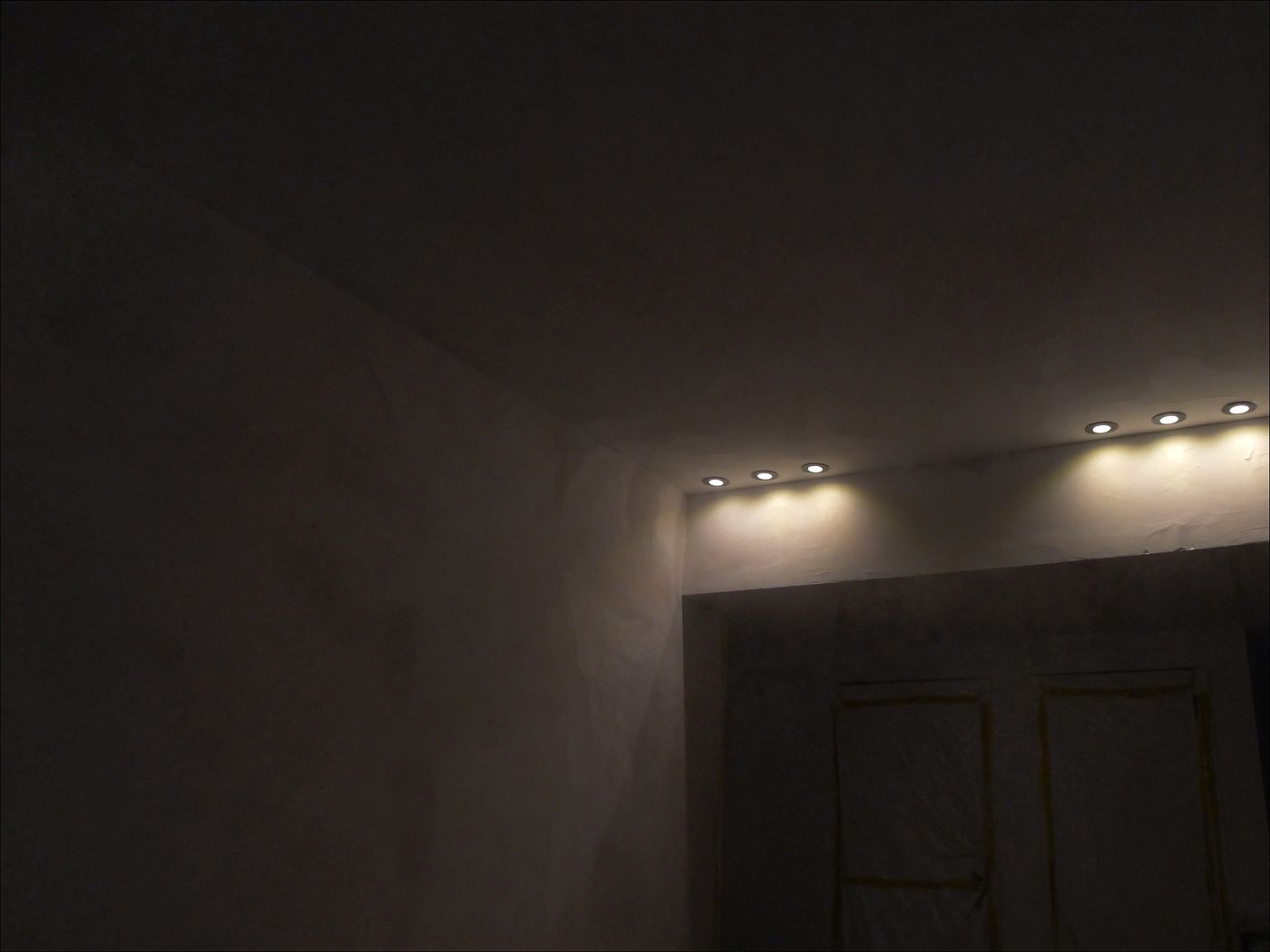 Spots LED encastrés dans un plafond rénové