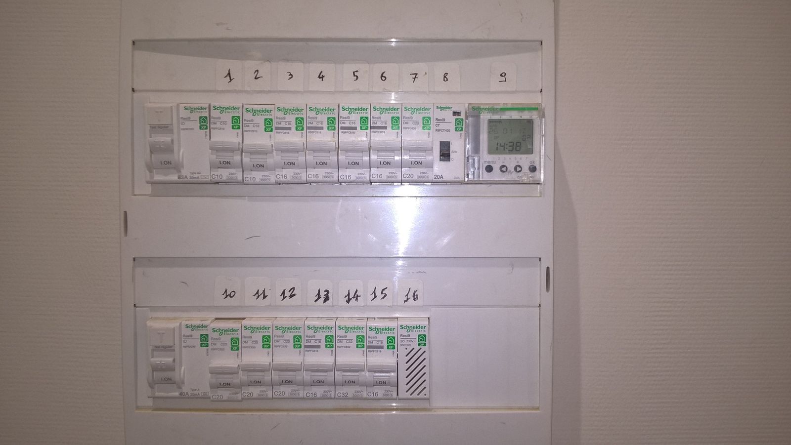 Tableau électrique Schneider rénové, disjoncteurs repérés